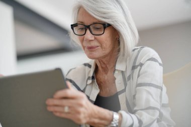 Gelişmiş tablet ile kapalı kadın kıdemli                               