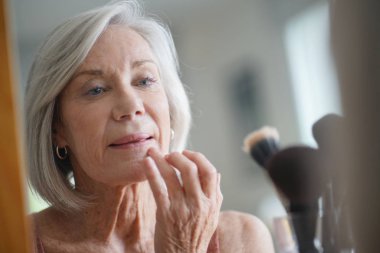 Onun bedenine girdim aynaya bakarak çekici kadın kıdemli                           