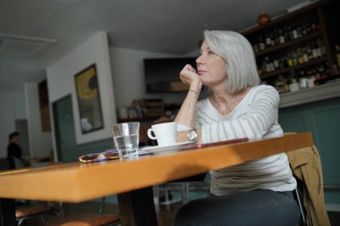  Zarif kadın kıdemli bir restoranda düşünme                              