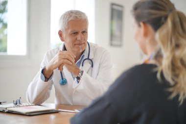 Doktor hastaya ofisinde konuşmak