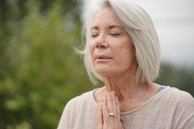  Açık havada meditasyon sakin kadın kıdemli portresi                             