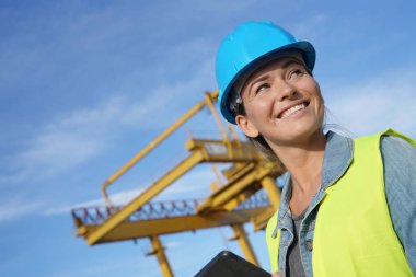 Kadın bir inşaat alanı üzerinde                           