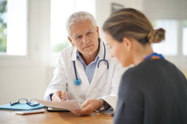 Doktor hastaya ofisinde konuşmak