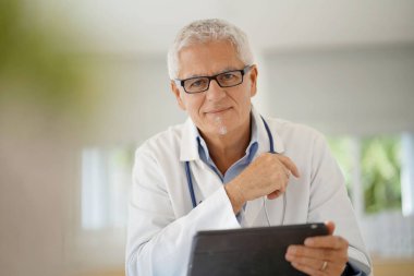 Doktor ofisinde dijital tablet kullanma