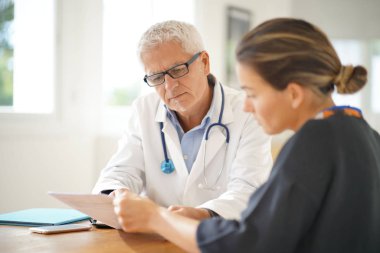 Doktor hastaya ofisinde konuşmak