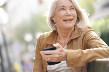  Güzel kadın kıdemli manifatura açık havada                              