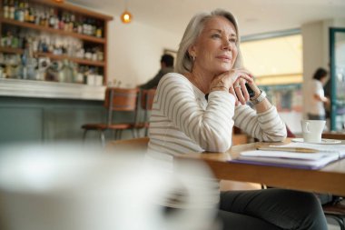  Bir restoranda düşünme kadın kıdemli                              