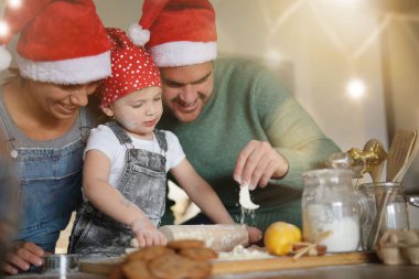  Mutlu aile Noel için evde pişirme                              