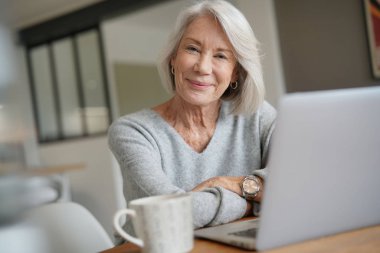  Yaşlı kadın evde bilgisayar ile                              