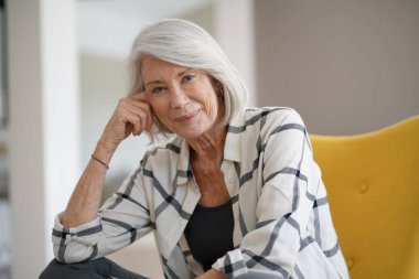   Raslantı kapalı oturma ve gülümseyen şık kadın kıdemli                                                            