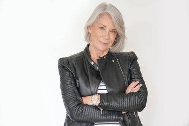   Deri ceketli modern kadın kıdemli portresi                           