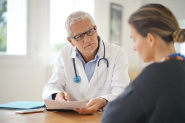 Doktor hastaya ofisinde konuşmak