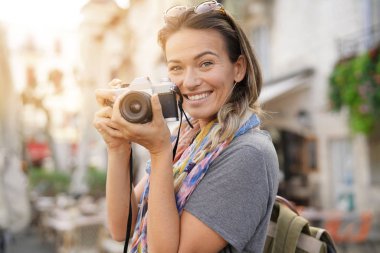 Slr fotoğraf çekmek çekici genç kadın                              