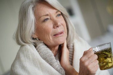   Üst düzey kadın evde hasta hissediyorum                           