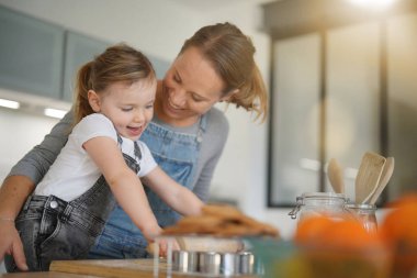   Anne ve kızı evde pişirme                             