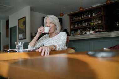  Kahve içme bir restoranda zarif kadın kıdemli                              