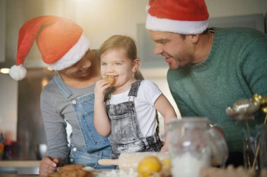  Mutlu aile Noel için evde pişirme                              