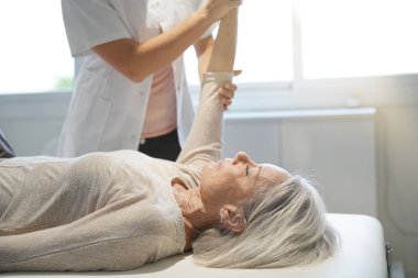 Onun fizyoterapist ile üst düzey kadın                              