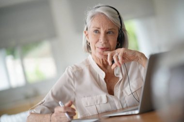   Bilgisayarla iletişim kulaklýk çalışan üst düzey kadın                             