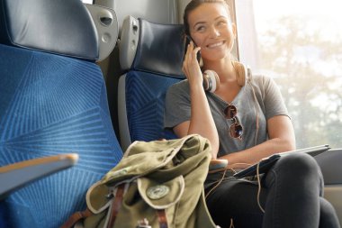 Trende seyahat ve telefonda konuşurken genç kadın                                                        