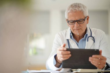 Doktor ofisinde dijital tablet kullanma