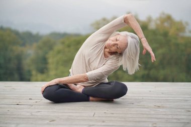   Açık havada meditasyon sakin kadın kıdemli                                                            