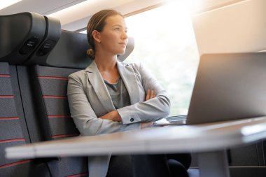 Tren üzerinde düşünme işkadını                                                                                       
