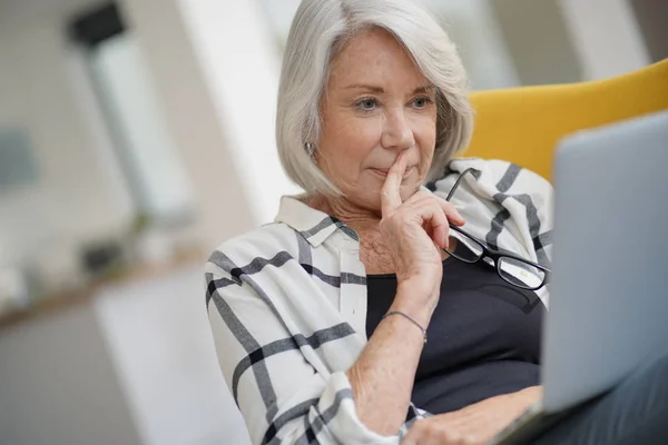 Zrelaksowany Nowoczesny Senior Kobieta Domu Komputerze — Zdjęcie stockowe