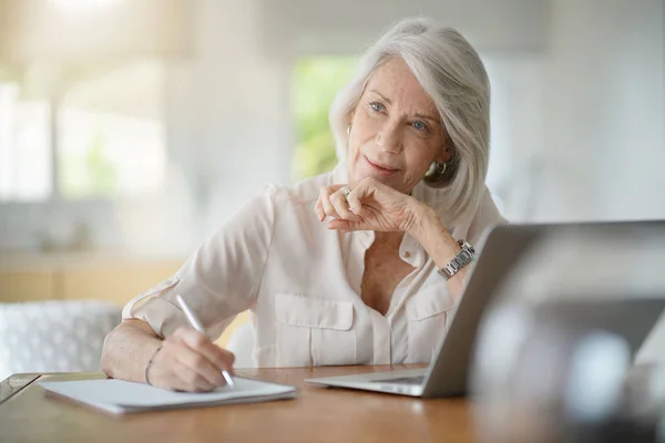 Bejaarde Vrouw Die Werkt Computer Thuis — Stockfoto