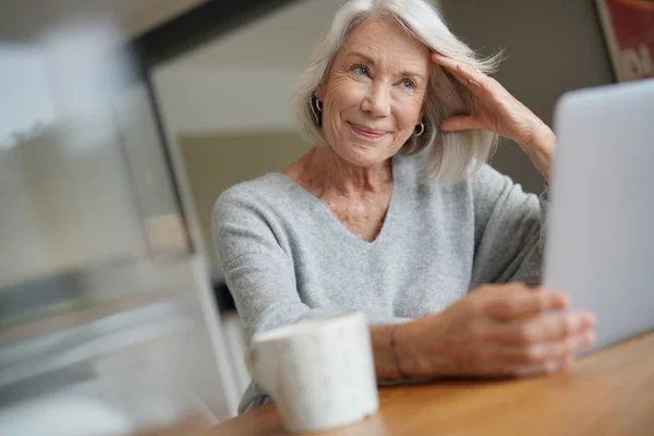 Äldre Kvinna Hemma Med Datorn — Stockfoto