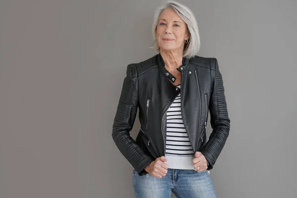 Femme Senior Moderne Veste Cuir Sur Fond Gris Isolé — Photo