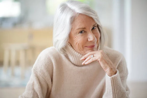 自宅で座っている幸せの年配の女性 — ストック写真