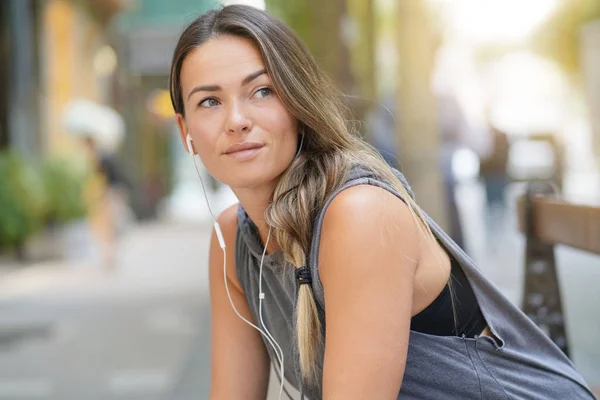 Uma Jovem Mulher Relaxando Cidade Olhando Conteúdo — Fotografia de Stock