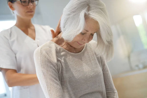 Senior Vrouw Met Haar Fysiotherapeut — Stockfoto