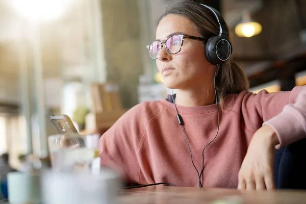 Mujer Joven Dentro Espacio Urbano Con Auriculares Dispositivos —  Fotos de Stock