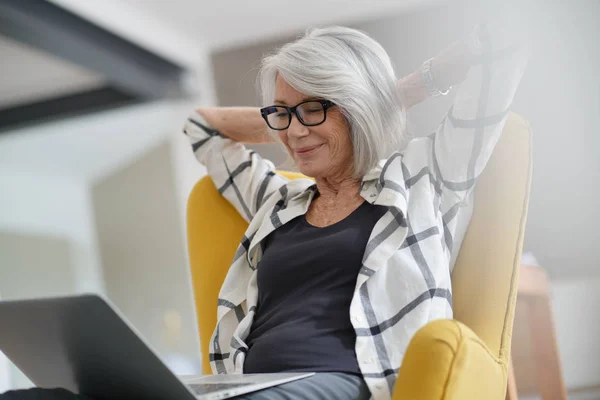 Ontspannen Moderne Senior Vrouw Thuis Computer — Stockfoto