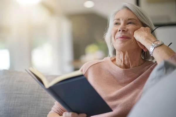Senior Woman Reading Couch Home — Stock Photo, Image
