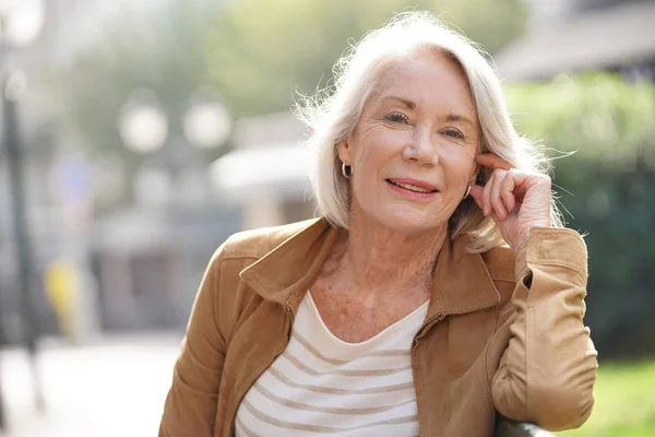 Bella Donna Anziana Seduta Sulla Panchina All Aperto — Foto Stock