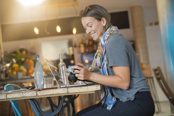 Jonge Vrouw Coffeeshop Glimlachend Camera — Stockfoto