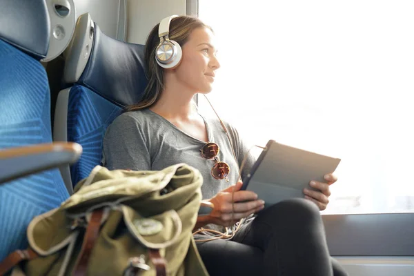 Mujer Joven Viajando Tren Con Tablet Auriculares —  Fotos de Stock