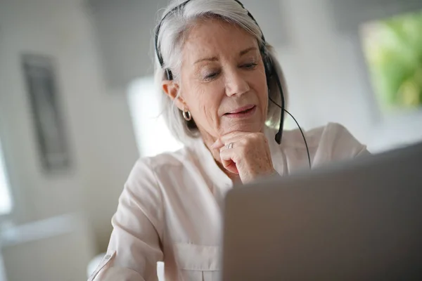 Старшая Женщина Работает Компьютером Гарнитурой — стоковое фото