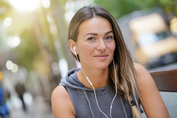 Eine Junge Frau Urbanen Umfeld Mit Ohrhörern — Stockfoto