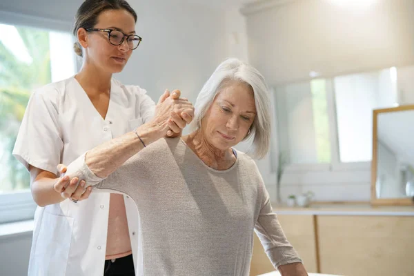 Senior Vrouw Met Haar Fysiotherapeut — Stockfoto