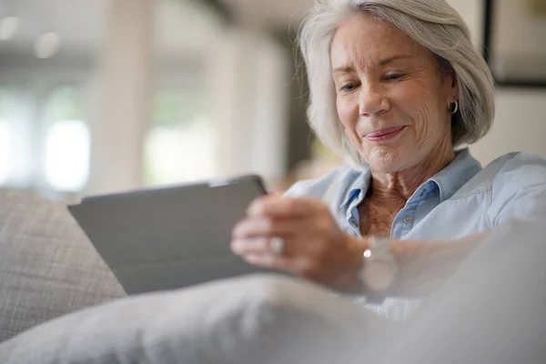 Senior Kvinna Hemma Med Surfplatta — Stockfoto