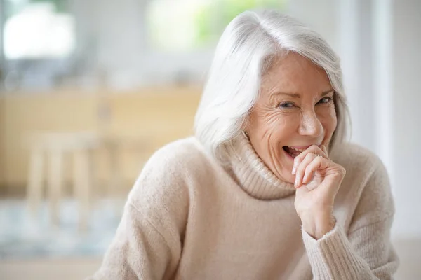 Gelukkig Senior Vrouw Thuis Zitten — Stockfoto