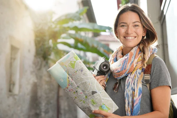 Jonge Vrouw Reizen Met Kaart Camera — Stockfoto