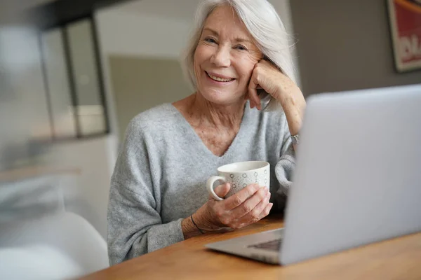 Äldre Kvinna Hemma Med Datorn — Stockfoto