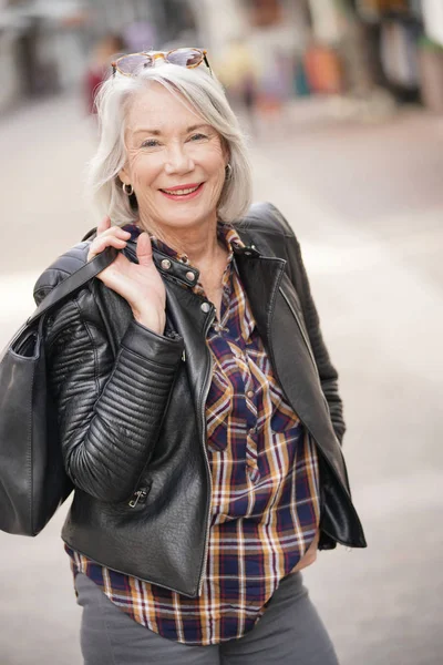 Femme Âgée Moderne Ville Portant Une Veste Cuir — Photo