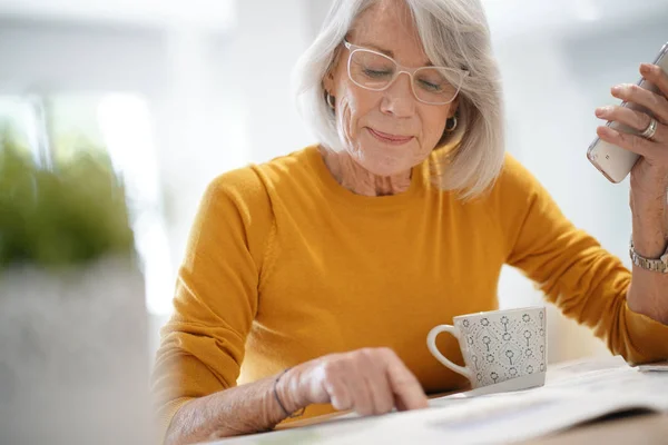 Moderna Senior Kvinna Mobiltelefon Hemma — Stockfoto