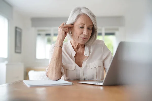 Bejaarde Vrouw Die Werkt Computer Thuis — Stockfoto